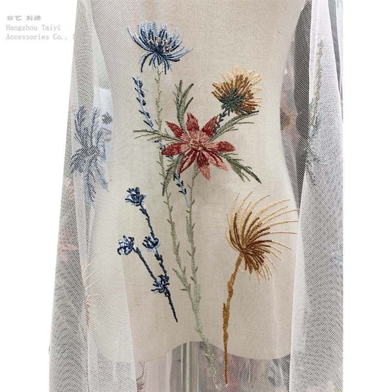 全涤水草绣花布网纱绣花面料z刺绣蕾丝春夏花朵连衣裙舞台服面料