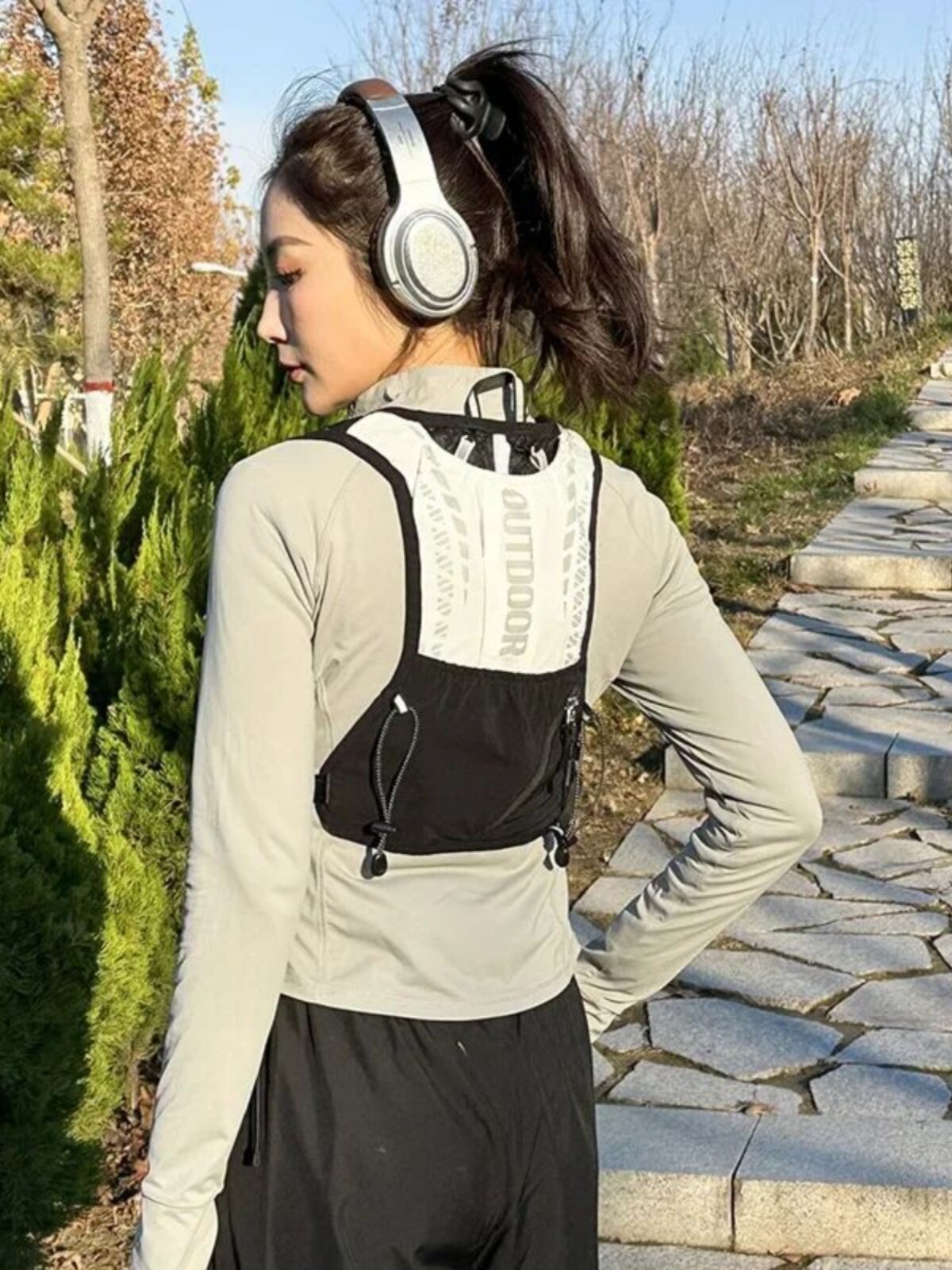 Running Hydration Vest: Reflective Mesh Cycling Pack - Product image 3