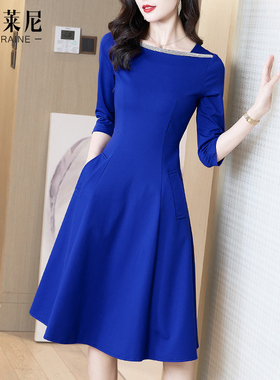 2024秋季新款女装蓝色显瘦气质修身一字肩连衣裙复古克莱因蓝裙子