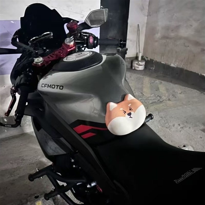 摩托车油箱裆部护蛋神器摩托车保护垫仿赛防撞护具护蛋缓冲垫机车