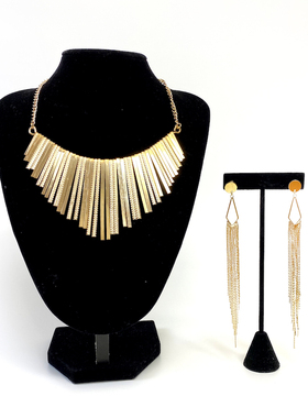 样板房衣帽间卧室模特项链耳环组合摆件展示软装饰品全屋陈列橱柜