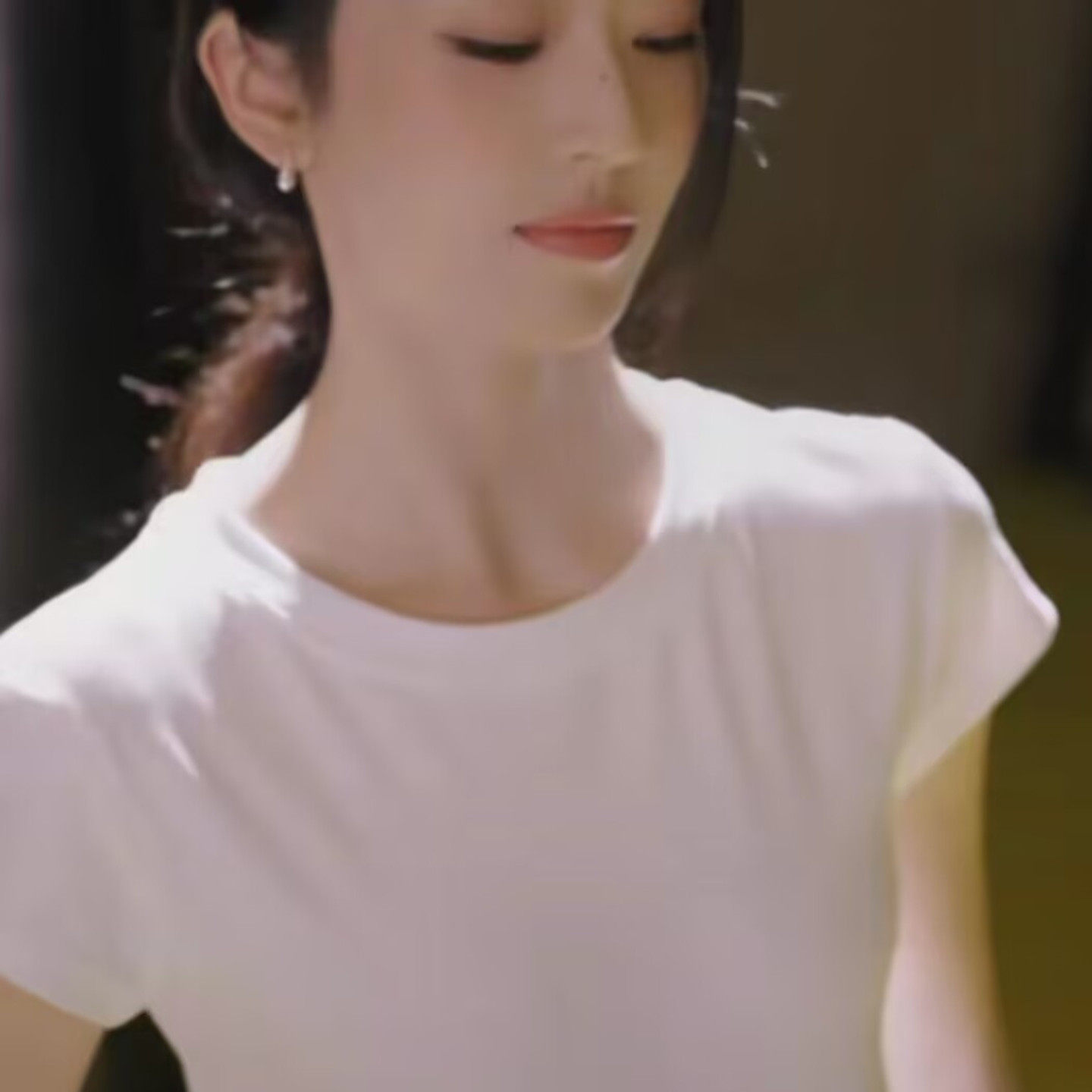 白色圆领套头短袖修身显瘦T恤