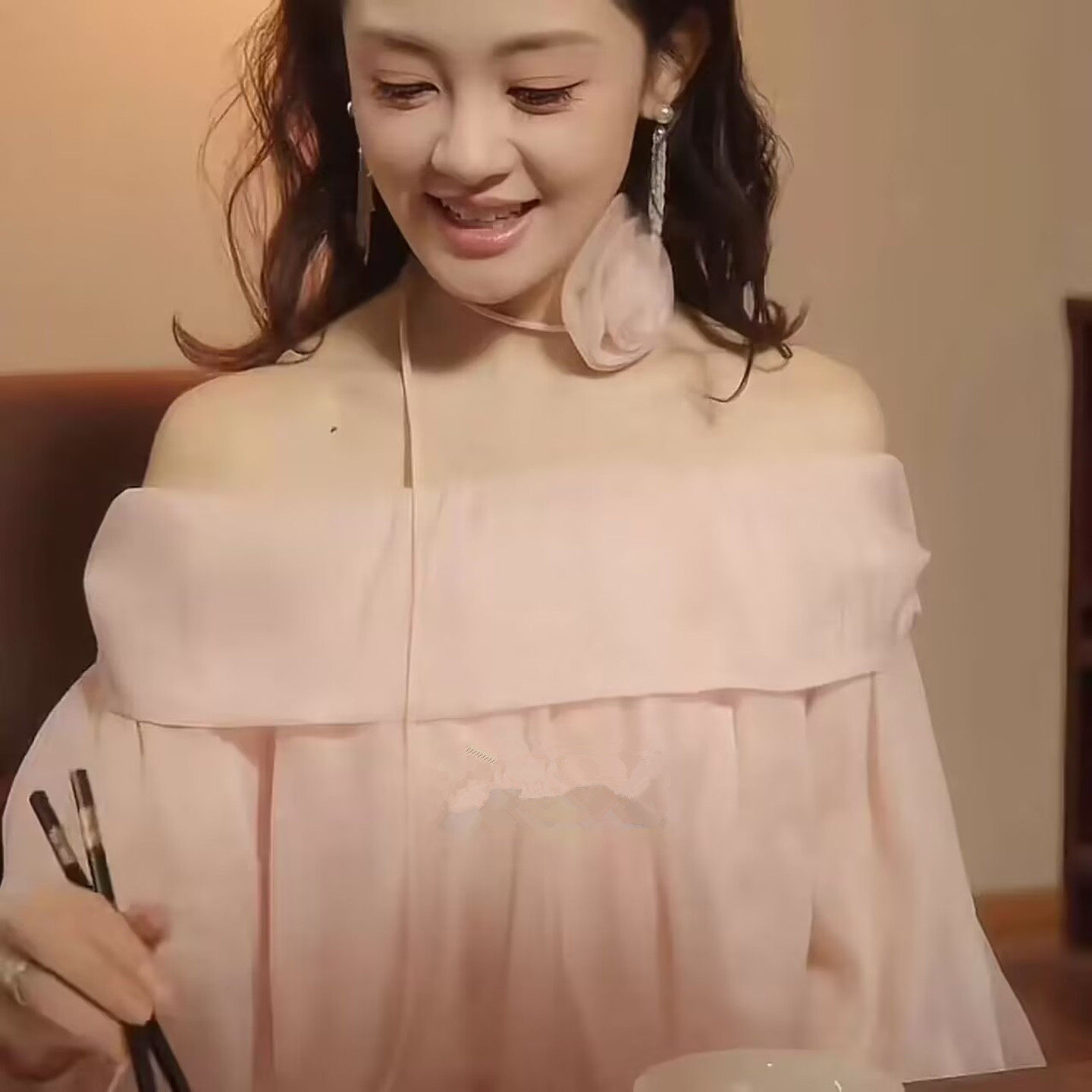 粉色一字肩花朵长袖套头时尚衬衣