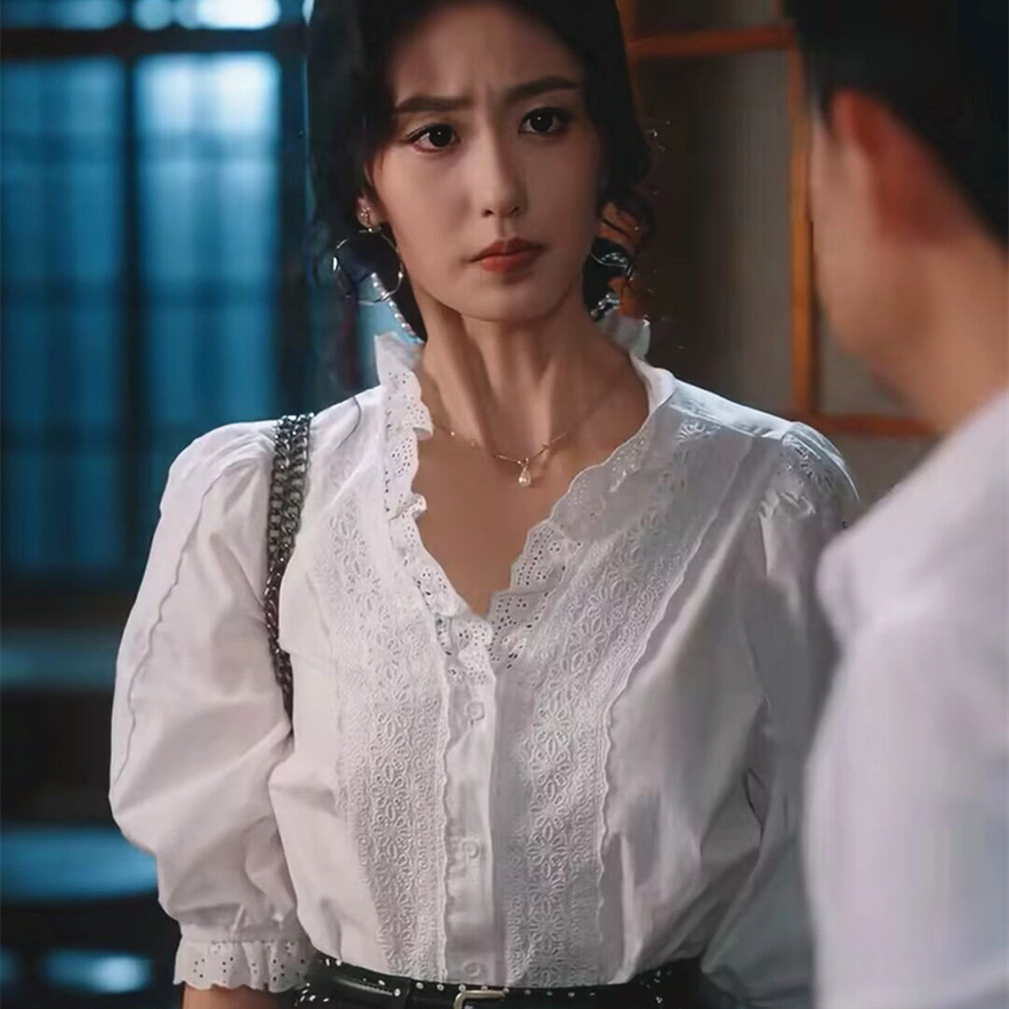 苏婉舞台同款白色V领蕾丝边上衣