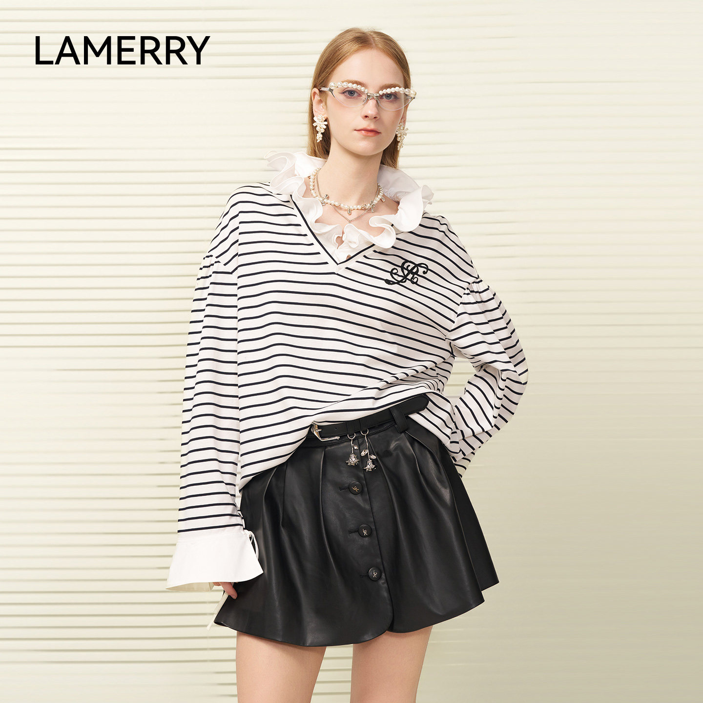 LAMERRY/朗美睿26秋黑白条纹上衣荷叶V领垂坠落肩减龄刺绣学院风