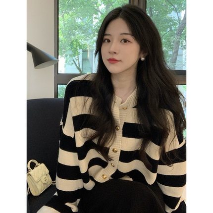 软糯撞色条纹圆领小香风针织开衫女春秋法式宽松短款外搭毛衣外套