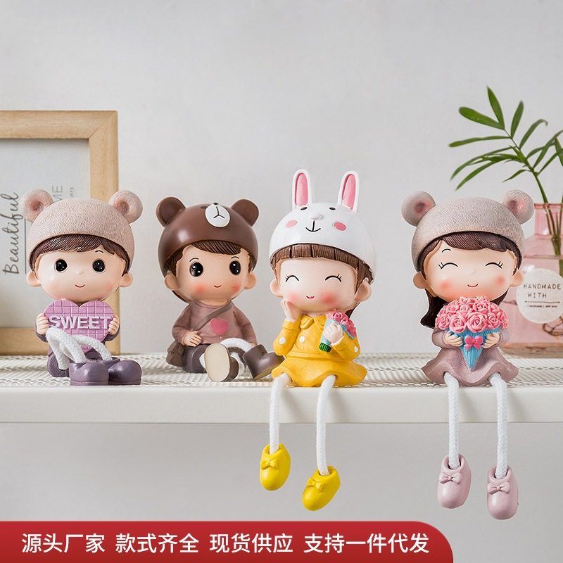 可爱创意树脂吊脚情侣小摆件儿童房间书柜装饰品简约摆设新婚礼物