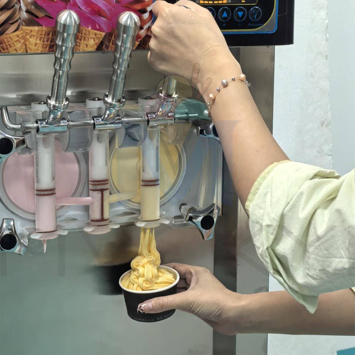 网红景区软质冰淇淋机户外摆摊大容量连续出80杯甜筒雪糕冰激凌机
