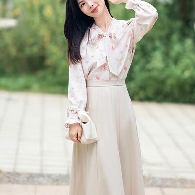 小个子杏色垂顺A摆半身裙