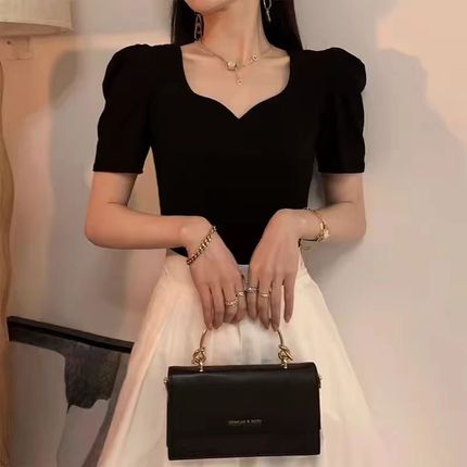 法式复古黑色e泡泡袖v领上衣女夏季新款设计感小众方领短袖正肩t