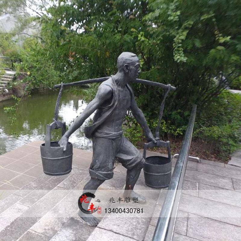 河边挑水人物摆件江南渔乡生活场景洗衣服园林玻璃钢铸铜雕塑定制