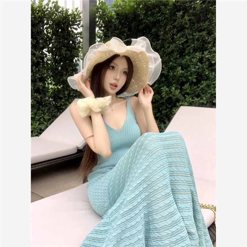 纯欲v领露锁骨吊带连衣裙女夏季度假风I蓝色长裙收腰包臀鱼尾裙子