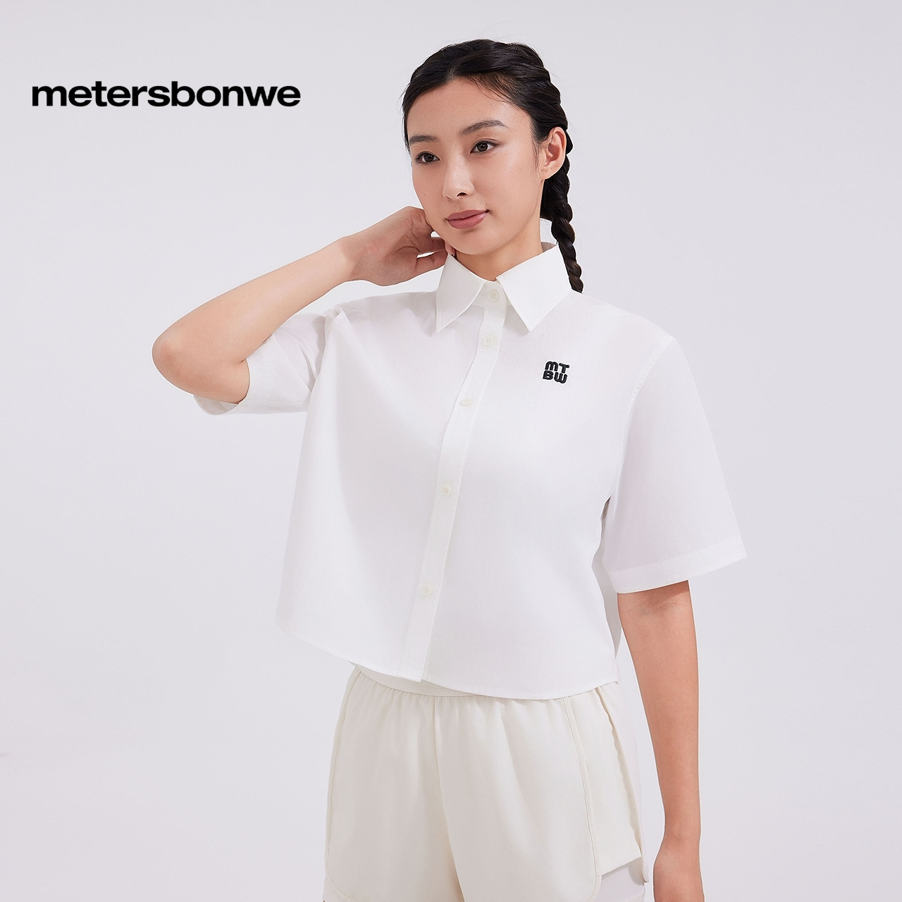 美特斯邦威翻领刺绣短款短袖衬衫