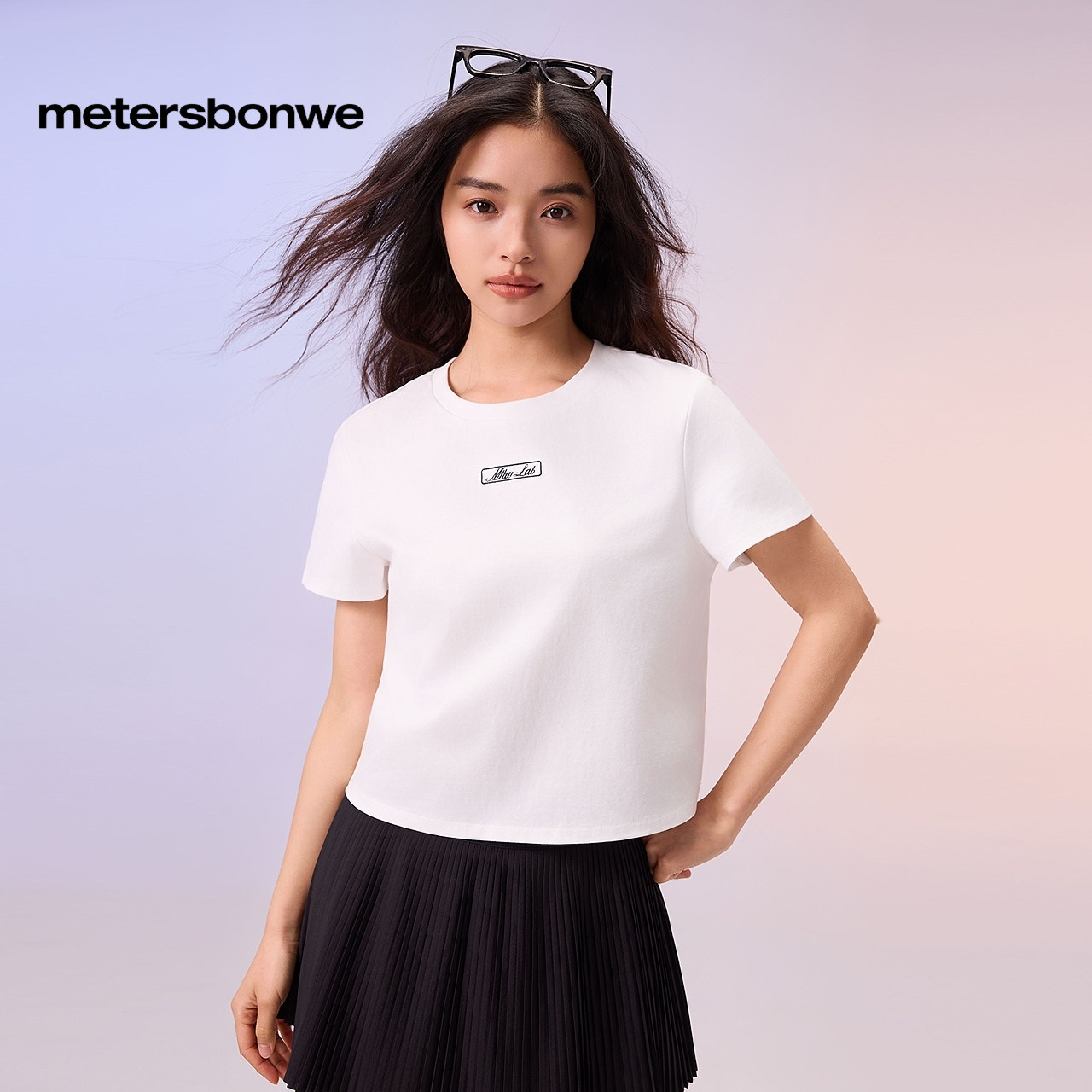 美特斯邦威短袖T恤女士2025夏季新款简约刺绣户外通勤合体白色T恤