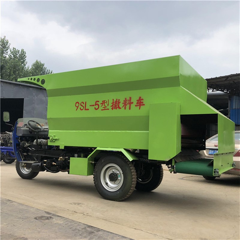 柴油动力5立方喂料车自走式拉草省人工撒料车双侧出料均匀投料车