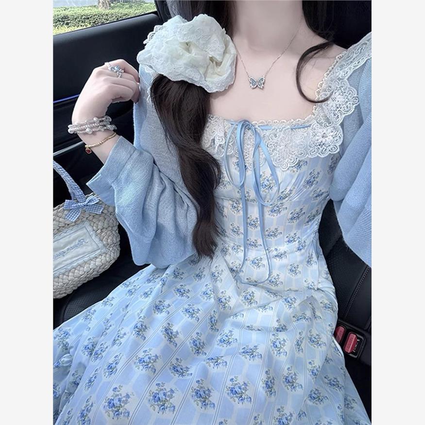 蓝色蕾丝吊带碎花连衣裙