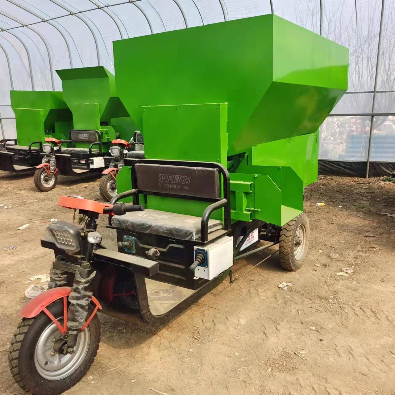 养殖场草料饲料双侧投料上料机全自动牛羊撒料电动牛羊喂料车