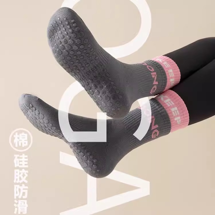 瑜伽袜子女春夏款拼色中筒防滑专业普拉提地板袜配鲨鱼裤长袜