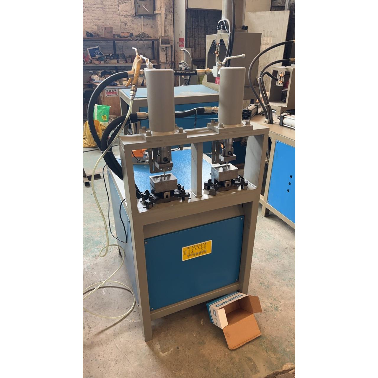 铁管冲孔机方管打孔折角设备铝型材钻孔机器角钢冲角冲孔机液压