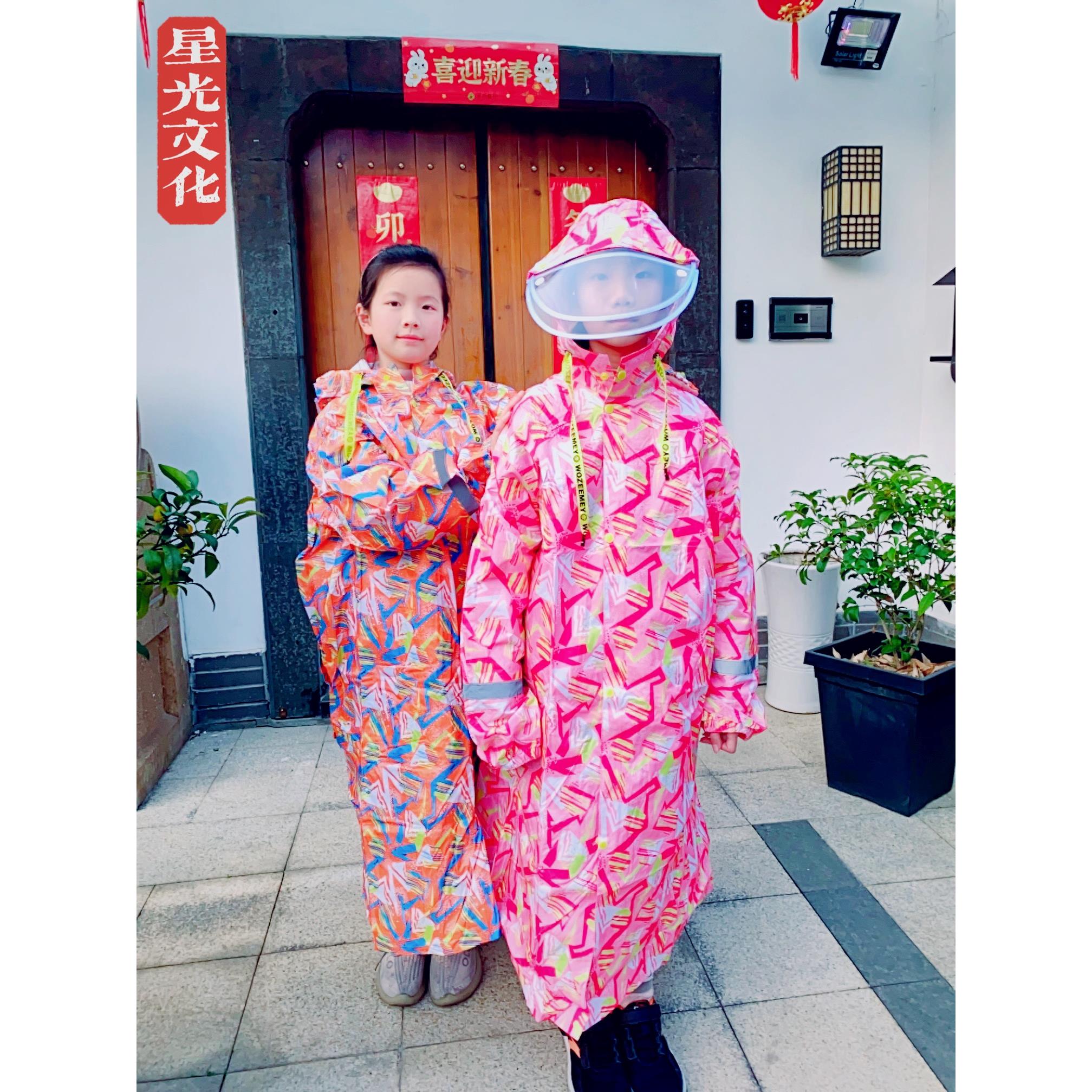 卡通小学生与书包雨衣的男孩和女孩加上尺寸宽松版雨衣的肥胖儿童