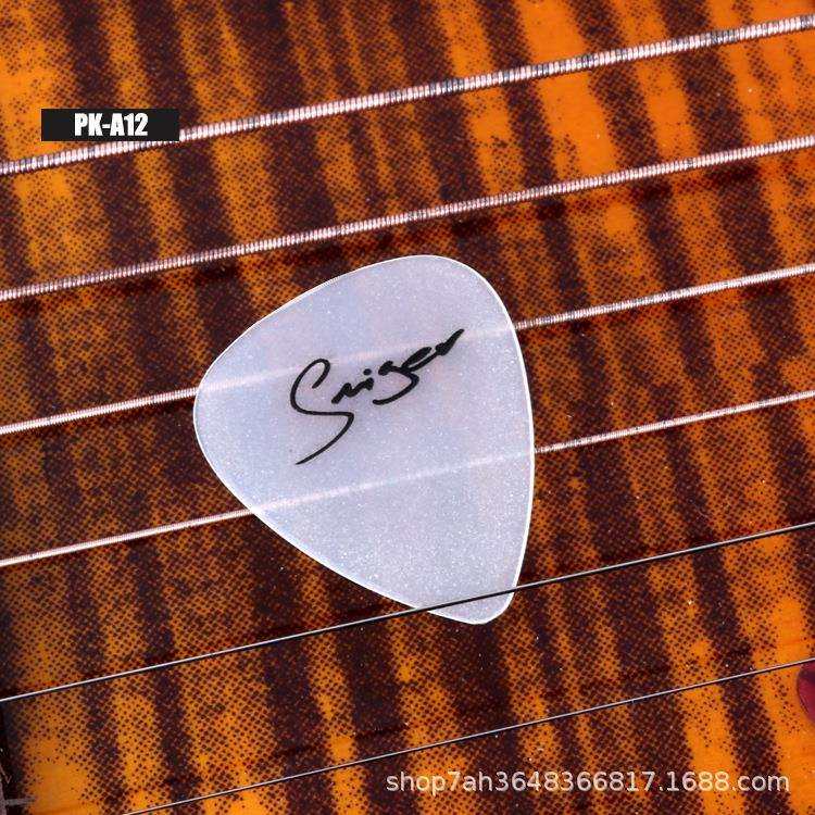 夜光发光拨片50片吉他拨片心形电吉他弹片夜里发光拨片配件