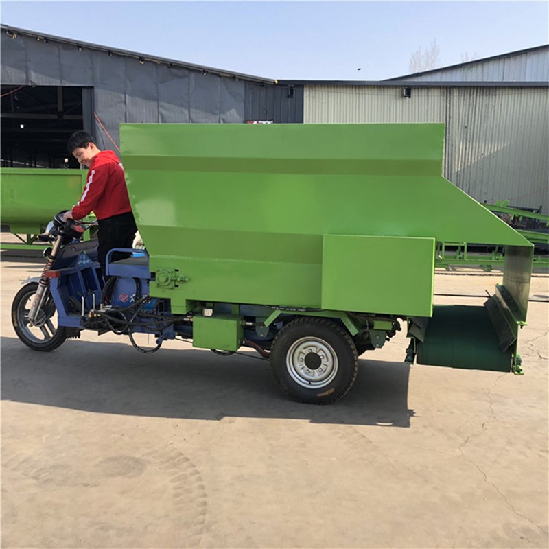 电动拉草喂牛羊撒料车养殖场饲草料投料机小型三轮运输饲料喂料车