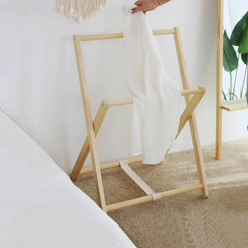 房间主卧床尾空间利用床边挂隔夜衣架浴巾挂架落地式实木衣服架子