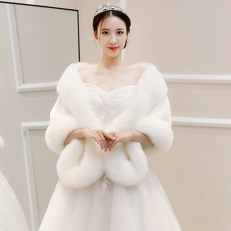 婚纱披肩2024新款冬季保暖显瘦新娘外搭皮草拍照旗袍礼服披风斗篷