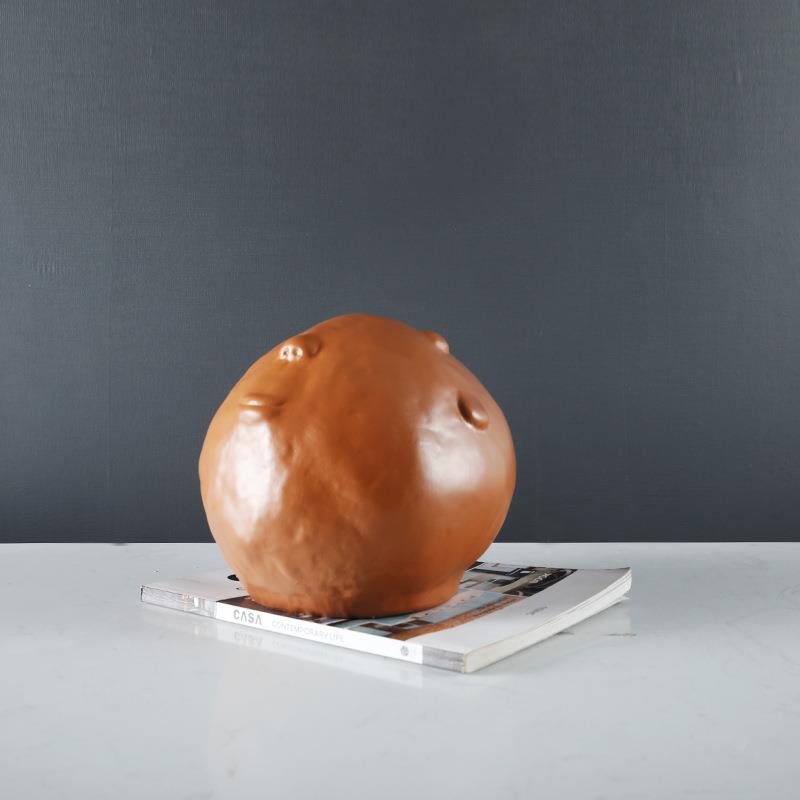 现代简约抽象棕色笑脸人像摆件雕塑样板房书房客厅书柜玄关饰品