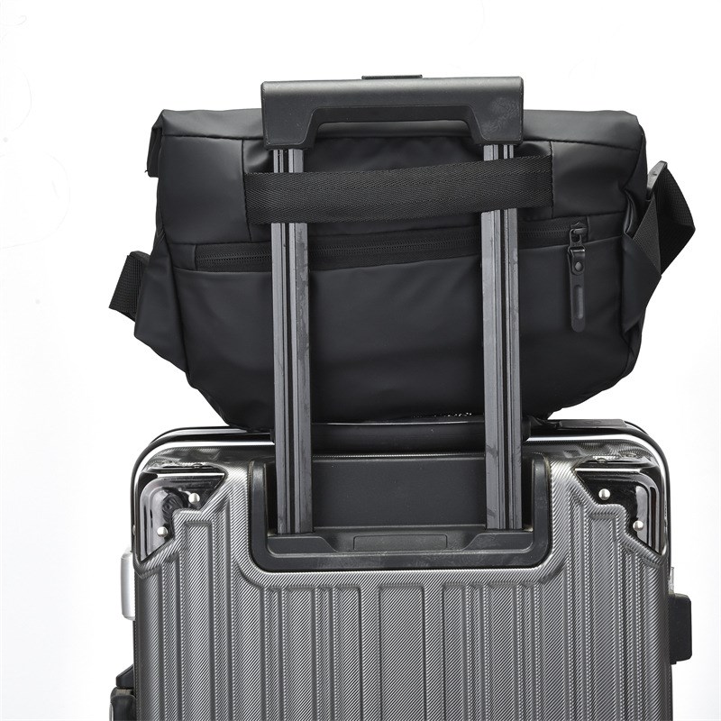 潮流皮膜磁吸扣单肩包男士大容量轻便时尚胸包户外运动骑行斜挎包