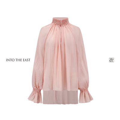 Into The East己印粉色微透风琴褶高领上衣