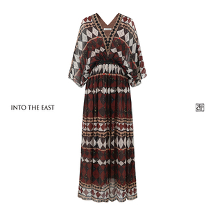 Into The East己印桑蚕丝几何v领连衣裙