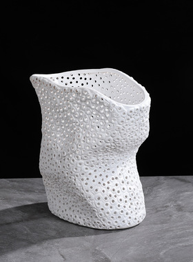 现代北欧白色手工千孔陶瓷扭扭花器花瓶极简售楼饰品大口摆件