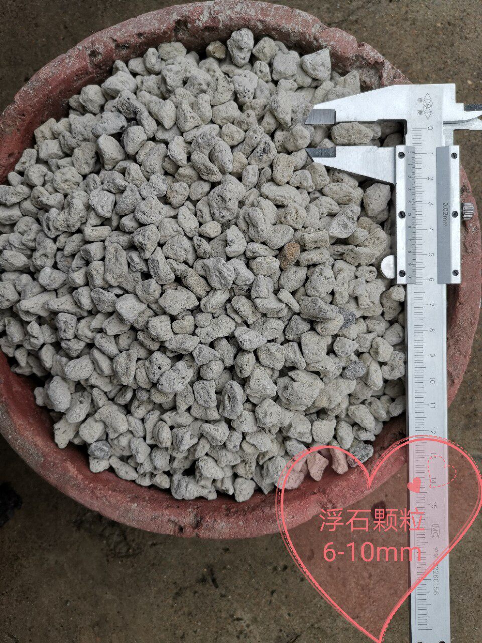 浮石颗粒用于花卉植材。