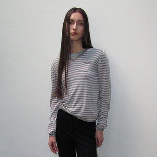 剪裁罗纹收边薄款 半截式 毛衣 PARTIMENTO 羊毛混纺V领条纹针织衫