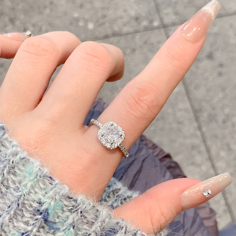 爆闪小方糖戒指女小众设计尾戒新款素圈J戒指女轻奢高级感食指环