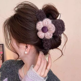 毛线花朵毛绒抓夹女2025新款秋冬鲨鱼夹高级感后脑勺大号发夹发饰