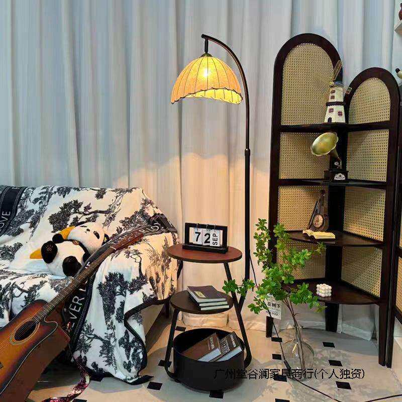 中古风客厅落地灯沙发旁边几高级感床头置物架一体卧室氛围装饰灯