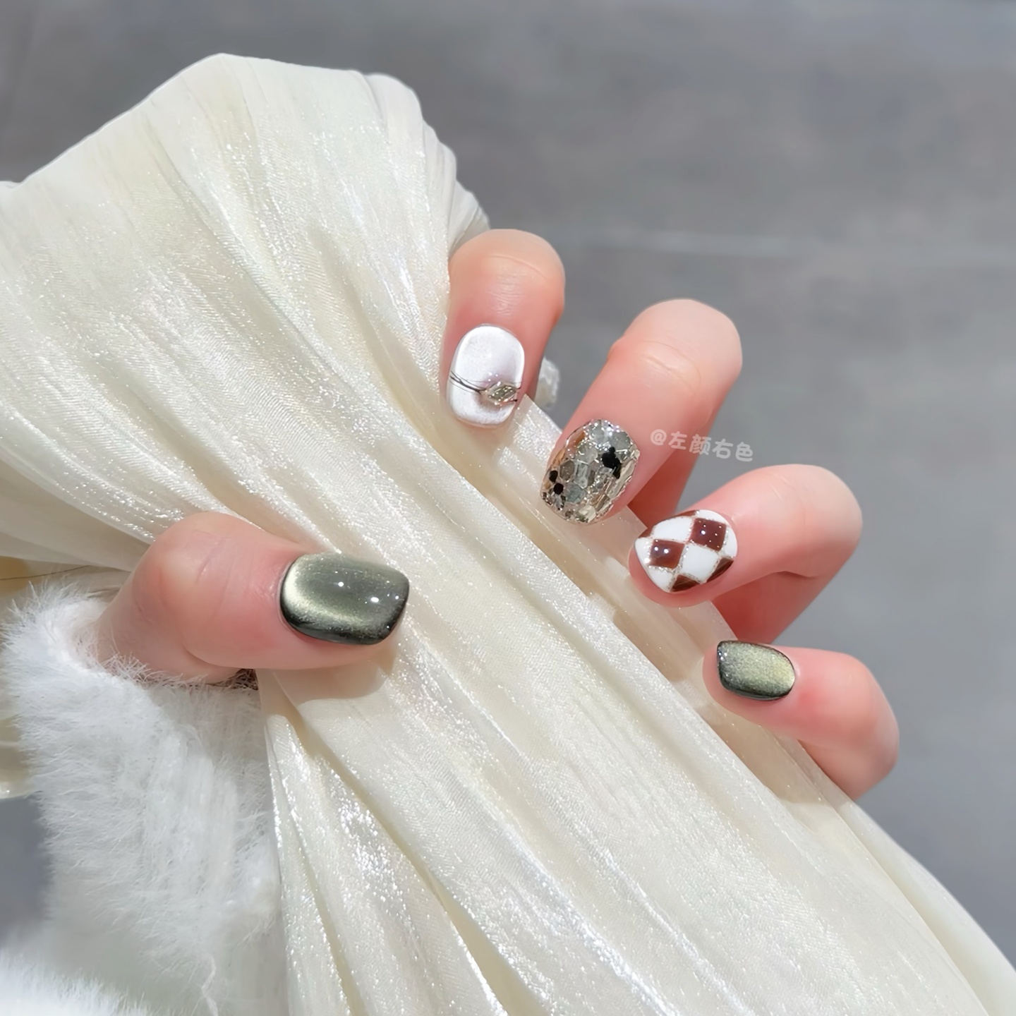 手工穿戴甲2025新款超闪亮片手绘网格猫眼美甲短款气质显白指甲贴