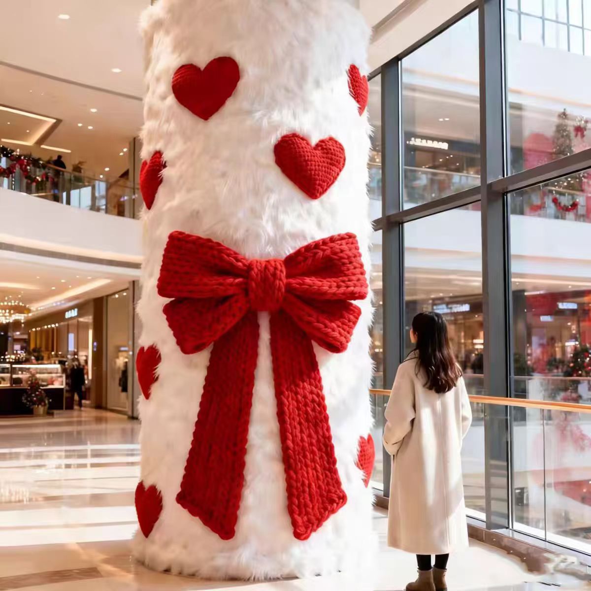 商场毛绒抱抱柱节日氛围感装饰
