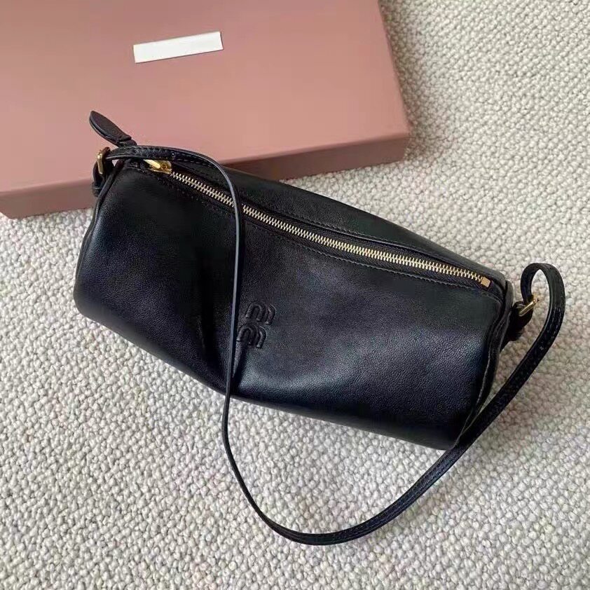 小圆筒复古中古手提斜挎包包女2025冬季新款百搭腋下包简约笔袋包