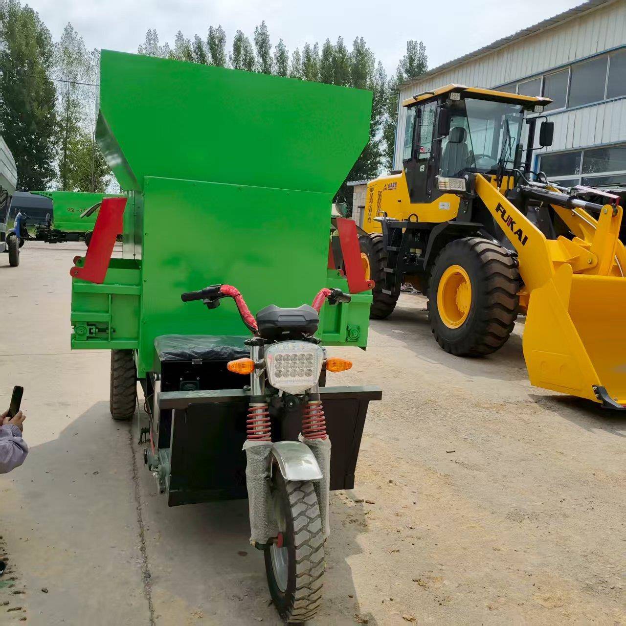 全混合日粮撒料车3立方电动饲料投料机青储草料投喂加料车