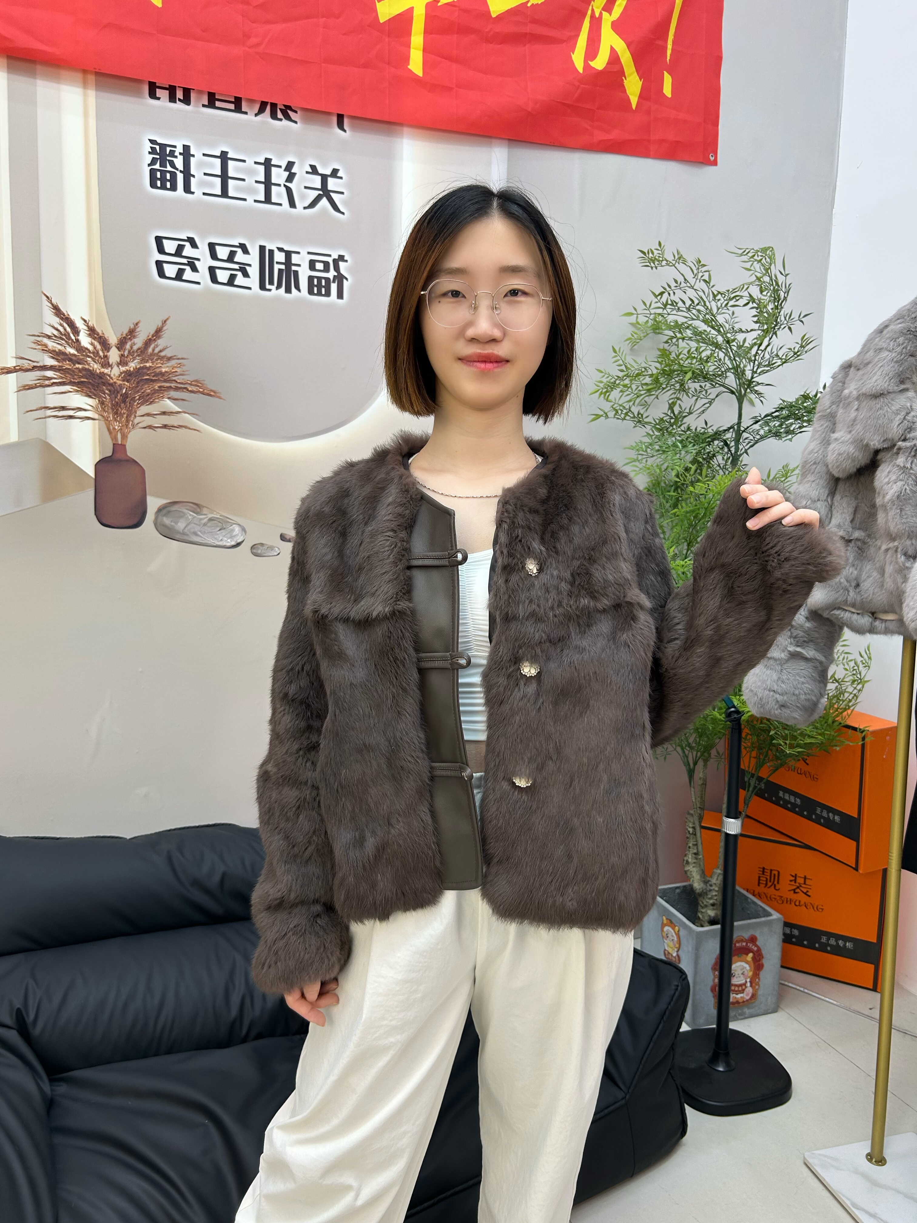 2025新款兔毛皮草外套女短款圆领加厚保暖时尚百搭休闲上衣