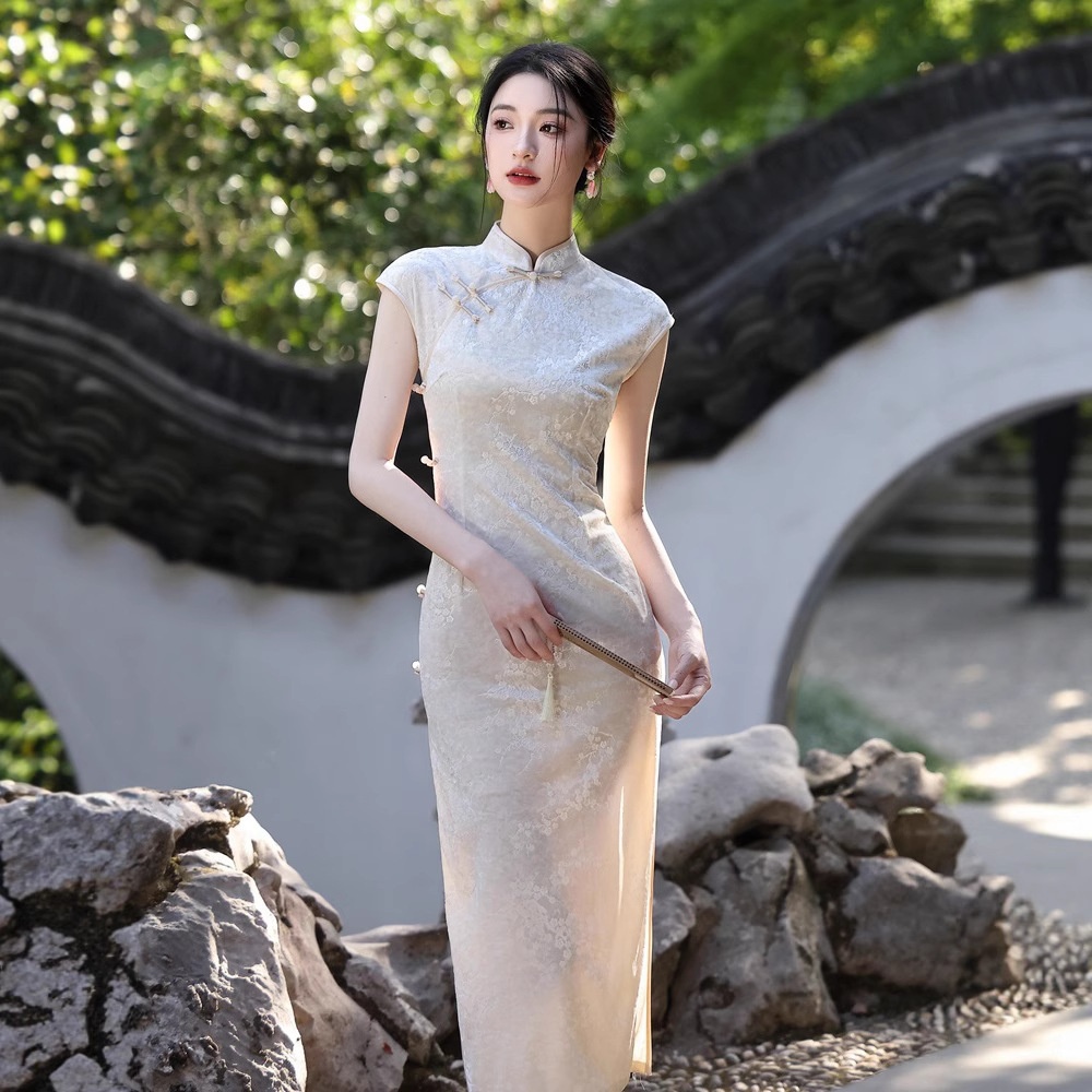 米色无袖旗袍2025新款夏新中式改良年轻感连衣裙提花丝绒