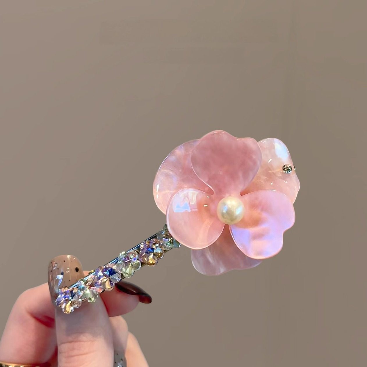 2025法式复古醋酸粉色花朵珍珠鸭嘴夹高级感前额刘海夹发饰女