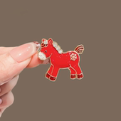 本命年生肖红色小马驹胸针女气质时尚 别针创意胸花衣服装 饰品