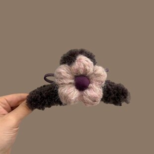 毛线花朵毛绒抓夹女2025新款秋冬鲨鱼夹高级感后脑勺大号发夹发饰