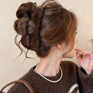 大号抓夹爱心格纹毛绒发夹2025新款发量大高级感后脑勺盘发鲨鱼夹