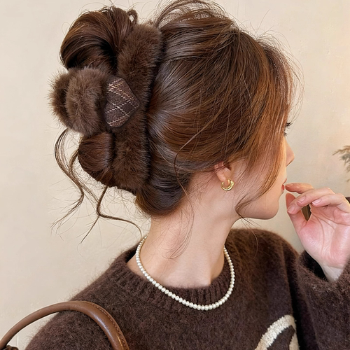 大号抓夹爱心格纹毛绒发夹2025新款发量大高级感后脑勺盘发鲨鱼夹