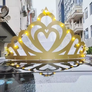 金色大皇冠婚车车头装 饰头纱抖音小红书网红创意婚庆车顶皇冠头饰